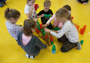 Dzieci budują z kubeczków